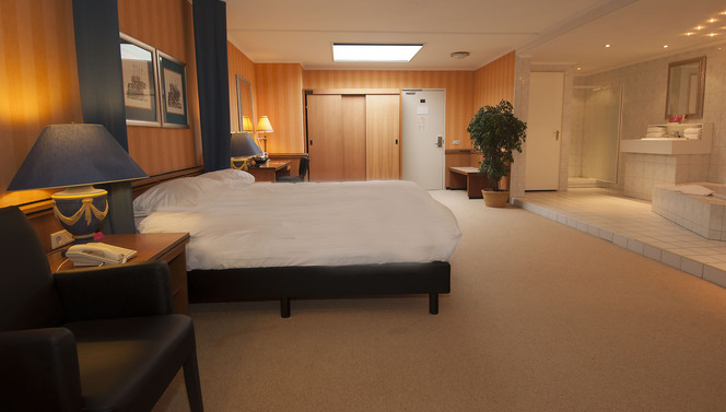 comfortkamer met open badkamer